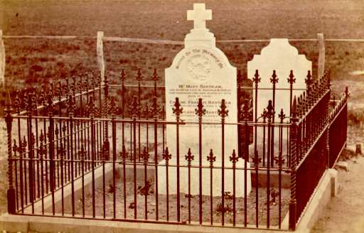 Mort_grv.jpg (30245 bytes)